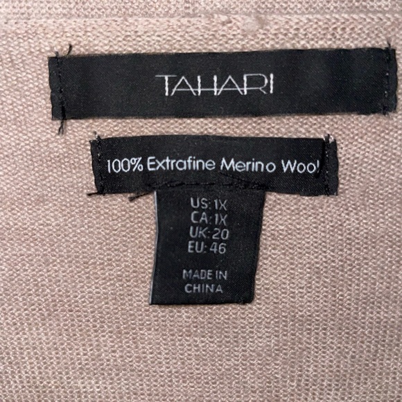 Tahari- Tan lightweight sweater 

Extra fine Marino wool
Size 1x
Tan
Gen… - Picture 3 of 5